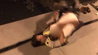 驚險！男跨坐橋邊　警及時抱住救人