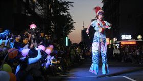 名家／遠見雜誌／83歲不老頑童　踩高蹺挑戰自我