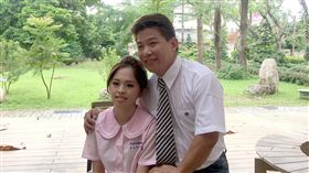 兩人8日在員林家商校內拍婚紗，還換上襯衫和校服，回味校園
生活。（圖／中央社）