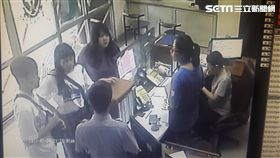 金男在朋友協助下到派出所報案。（圖／翻攝畫面）