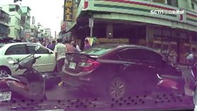 疑視線死角!婦迴轉撞倒短褲女騎士 再輾腿,高雄,視線死角,車禍,抬車,熱心,違規,停車
