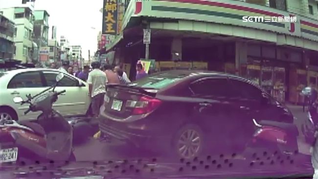 婦迴轉撞倒女騎士　民眾熱心抬車搶救