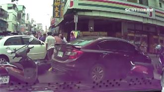 婦迴轉撞倒女騎士　民眾熱心抬車搶救