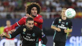 ▲曼聯的Marouane Fellaini（後）與皇馬Daniel Carvajal爭球。（圖／美聯社／達志影像）