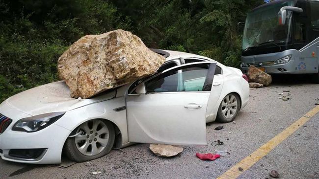 九寨溝遇落石　父臨死前破車窗救子