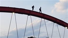 2人爬上菁華橋上還做前滾翻動作_花蓮同鄉會臉書