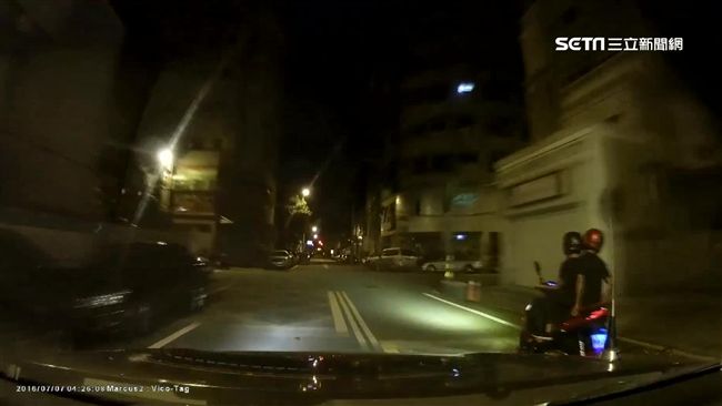 違規還跑給警察追　2分鐘吃8張罰單