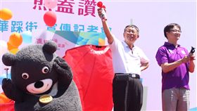 世大運妝遊嘉年華將登場　柯文哲鳴笛
台北市長柯文哲（左）9日在空總創新基地出席「812妝遊嘉年華踩街」宣傳記者會，與民政局長藍世聰（右）一同鳴笛，盼活動圓滿成功，邀請民眾前往體驗12日登場的台北世大運「妝遊嘉年華踩街」活動。
中央社記者吳翊寧攝　106年8月9日