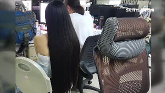 正妹追債撂人砸酒吧　遭員工反擊慘摔