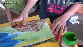 小小藝術家以雙手畫出精彩