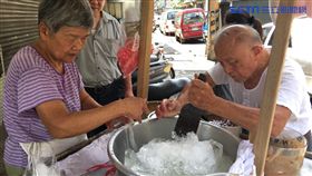 阿公在萬華巷子裡賣古早味手工刀削冰塊，是當地人吃55年的好味道。