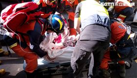 醫護人員緊急將陳女送醫急救。（圖／翻攝畫面）