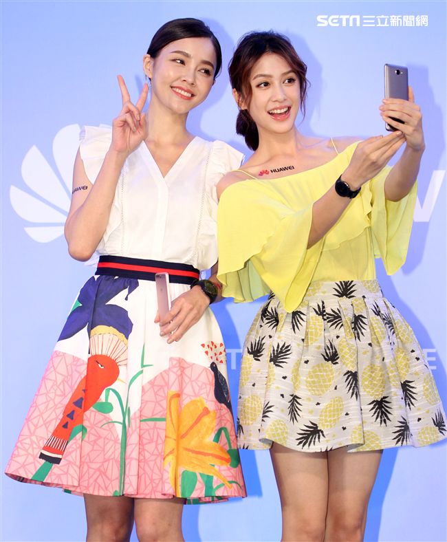 劉奕兒一身活潑亮麗的造型出席手機活動。（記者邱榮吉/攝影）