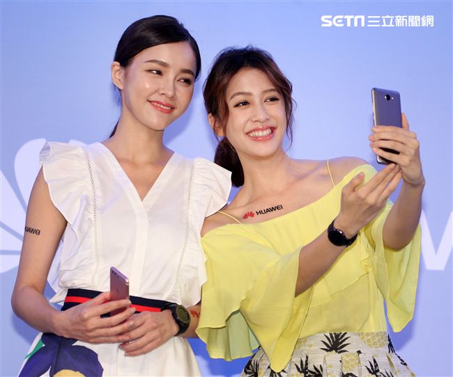 劉奕兒一身活潑亮麗的造型出席手機活動。（記者邱榮吉/攝影）