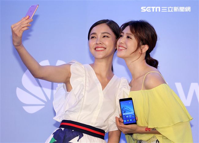 劉奕兒一身活潑亮麗的造型出席手機活動。（記者邱榮吉/攝影）
