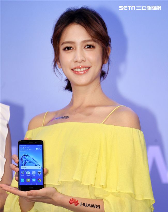 劉奕兒一身活潑亮麗的造型出席手機活動。（記者邱榮吉/攝影）