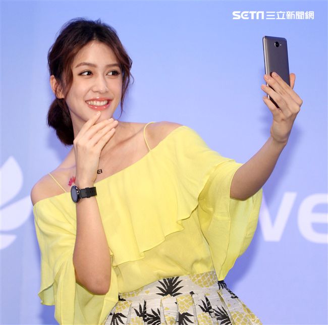 劉奕兒一身活潑亮麗的造型出席手機活動。（記者邱榮吉/攝影）