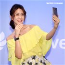 劉奕兒一身活潑亮麗的造型出席手機活動。（記者邱榮吉/攝影）