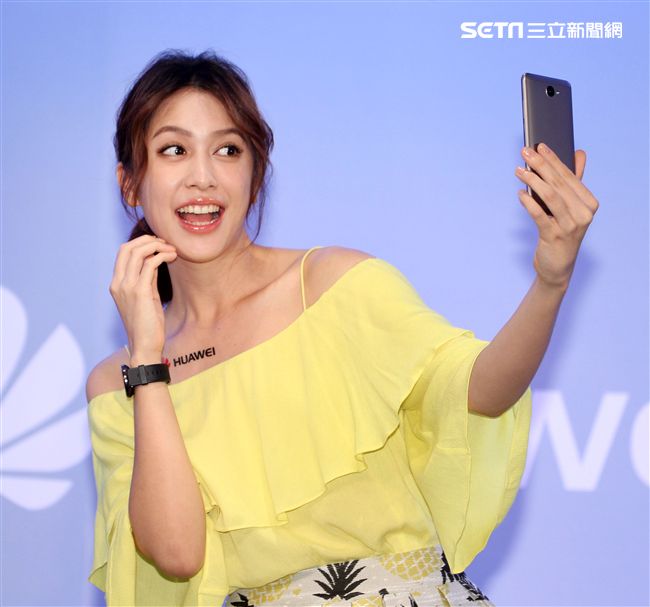 劉奕兒一身活潑亮麗的造型出席手機活動。（記者邱榮吉/攝影）