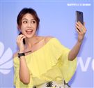 劉奕兒一身活潑亮麗的造型出席手機活動。（記者邱榮吉/攝影）