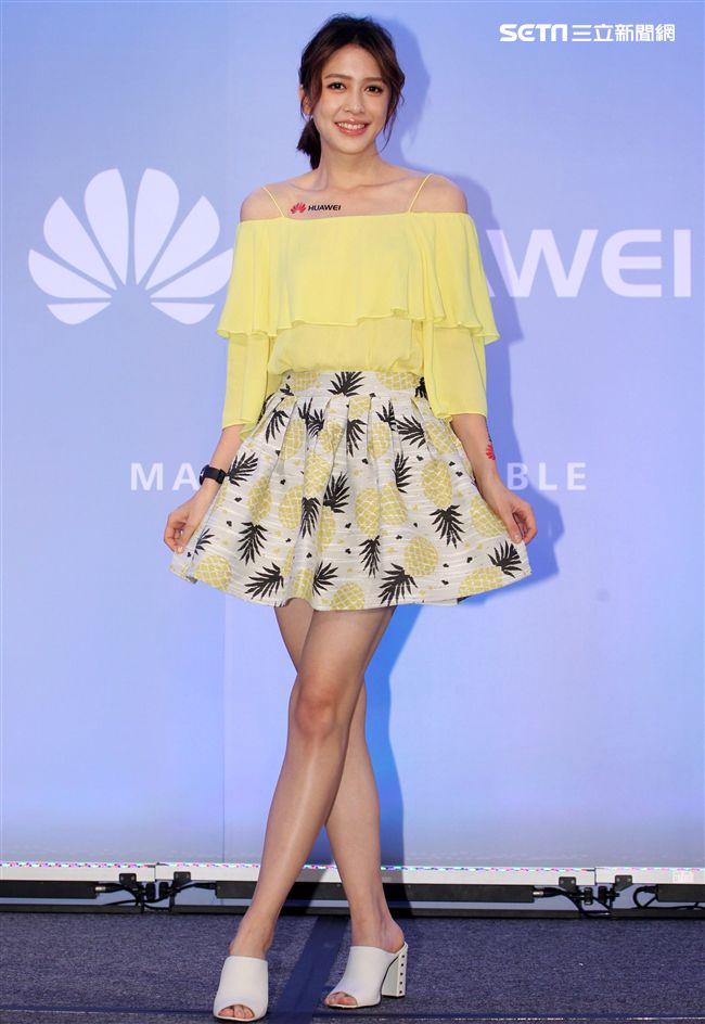 劉奕兒一身活潑亮麗的造型出席手機活動。（記者邱榮吉/攝影）