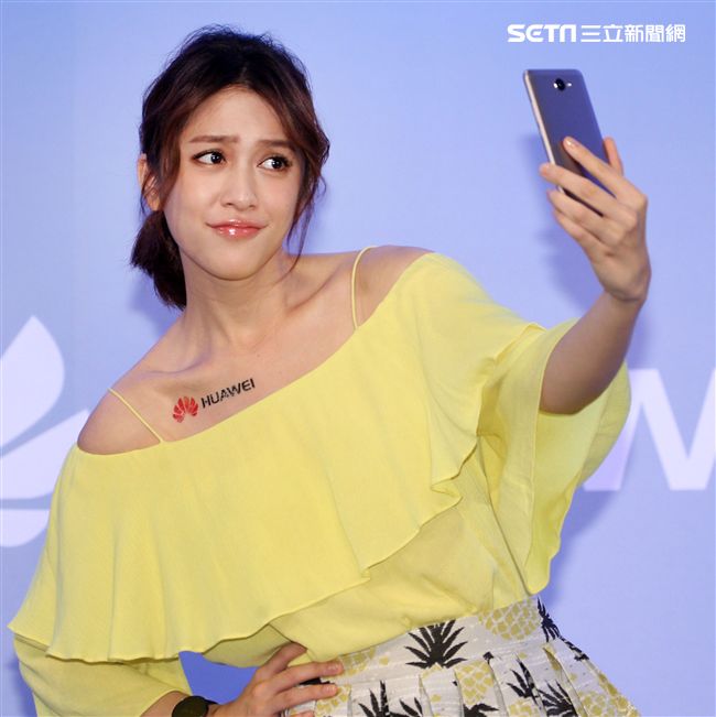 劉奕兒一身活潑亮麗的造型出席手機活動。（記者邱榮吉/攝影）