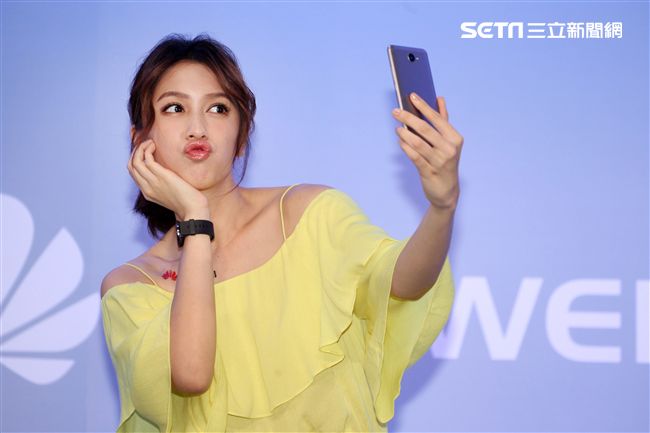 劉奕兒一身活潑亮麗的造型出席手機活動。（記者邱榮吉/攝影）