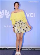 劉奕兒一身活潑亮麗的造型出席手機活動。（記者邱榮吉/攝影）