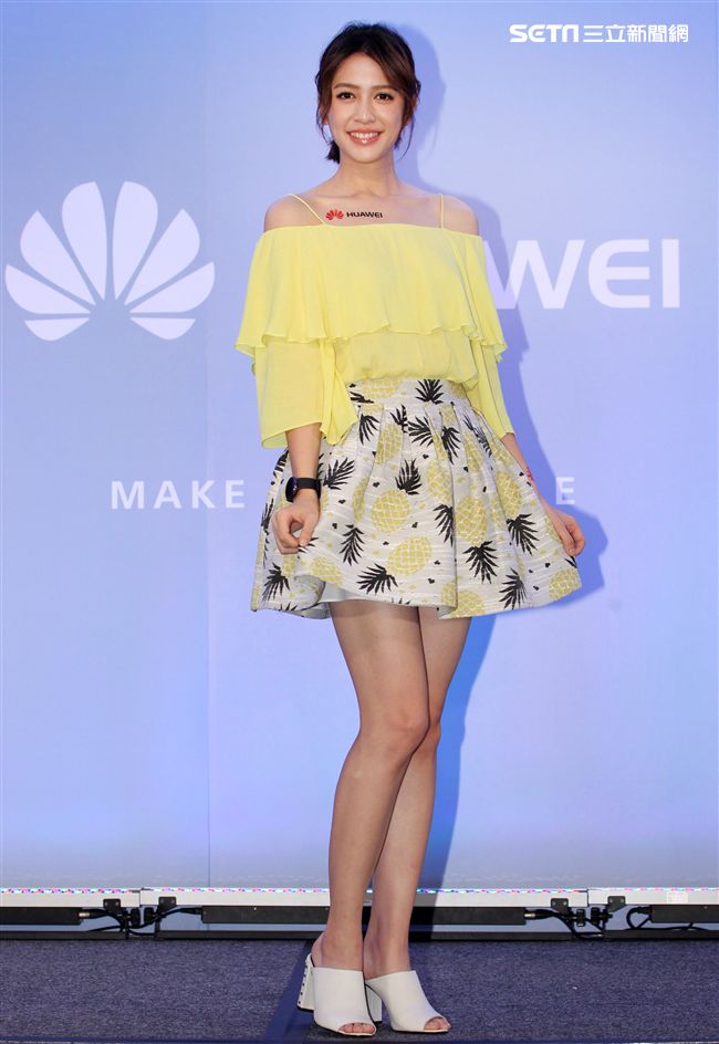 劉奕兒一身活潑亮麗的造型出席手機活動。（記者邱榮吉/攝影）