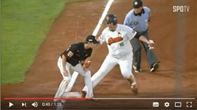 ▲樂天巨人球星李大浩驚奇盜三壘。（圖／截自韓國媒體）