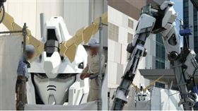 日本台場獨角獸鋼彈正如火如荼的建造中。（圖／翻攝自日本推特）