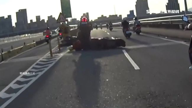 台北橋上突切車道　三機車混亂撞一團