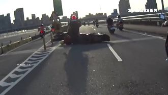 台北橋上突切車道　三機車混亂撞一團