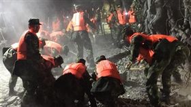 四川阿壩州九寨溝地震.強震。武警官兵展開救援。（圖／翻攝自新華網）