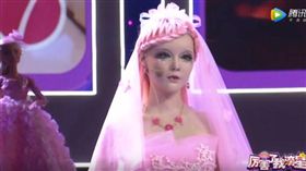 翻攝自YouTube《socialmedia queen》芭比娃娃,大陸,充氣娃娃,整形,厲害了我滴星,娃娃,迪麗拉,娃娃