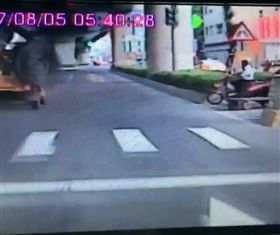 工程車備胎飛出的一瞬間。（圖／翻攝自爆料公社）