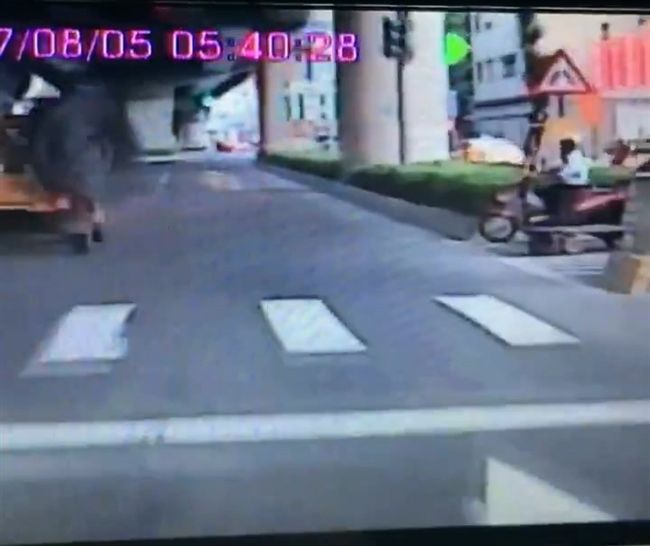 嚇！工程車輪胎飛出　撞破轎車玻璃