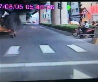 嚇！工程車輪胎飛出　撞破轎車玻璃