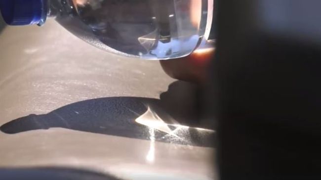 水瓶引燃實驗　網友驚：再也不敢了！