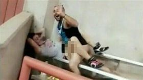 男女公園「打野炮」　遇偷拍賣力演出 美國,公園,做愛,活春宮,情侶,打野炮,偷拍 圖/翻攝自Scallywag and Vagabond