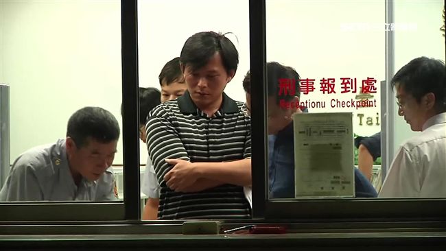 體驗法警爆肝工作　黃國昌夜宿地院