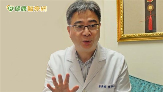 乾眼猛點人工淚液藏危機　當心防腐劑