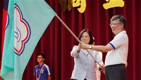 總統蔡英文為世大運代表團授旗。（圖／大專體總提供）