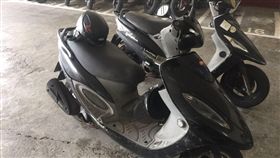 文男騎錯的黑色機車。（圖／翻攝畫面）