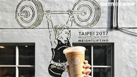 世大運塗鴉畫作現牆上　快去路易莎咖啡打卡啦！（圖／翻攝路易莎咖啡臉書）