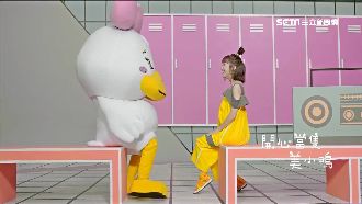 小鴨變「烤鴨」LULU拍外景超敬業