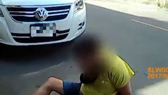 醉男對號入座　把人打到見骨還咬警