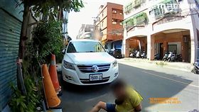 卓男喝醉亂咬員警，最後被用辣椒水噴灑臉部上銬制伏。（圖／翻攝畫面）