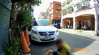 警察也敢咬？　醉漢怒咬勸架警遭制伏