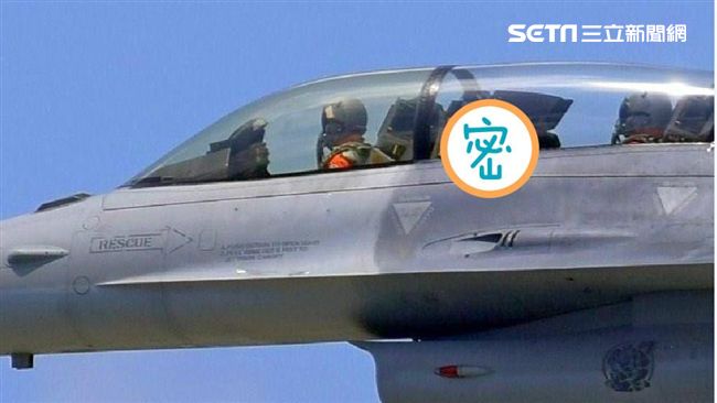 F16飛官帶麻糬上機　網友看傻眼
